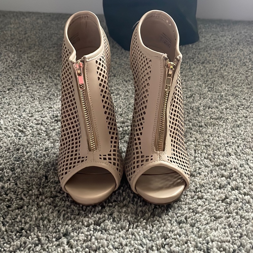 US 8 - Cream - 5” heels